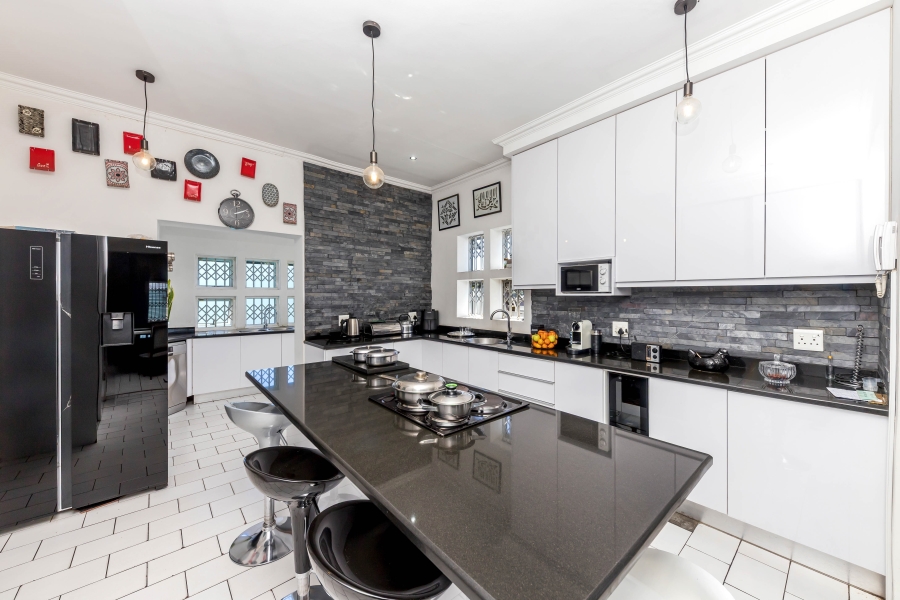 6 Bedroom Property for Sale in Walmer Estate Western Cape